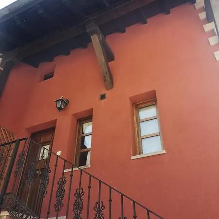 La Casa Roja Pechón